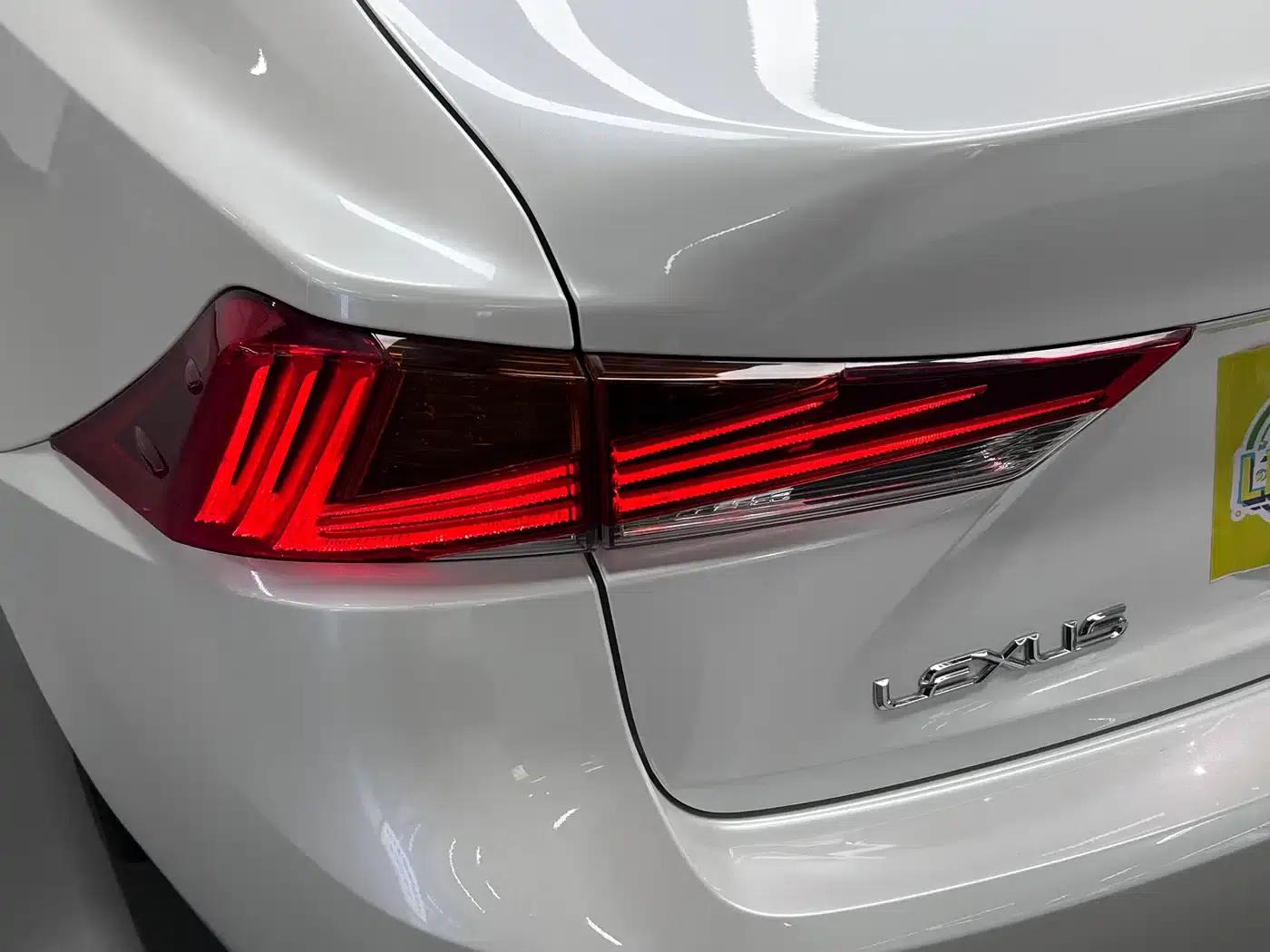 Lexus IS 2017 300 Leading Edition — миниатюра 16