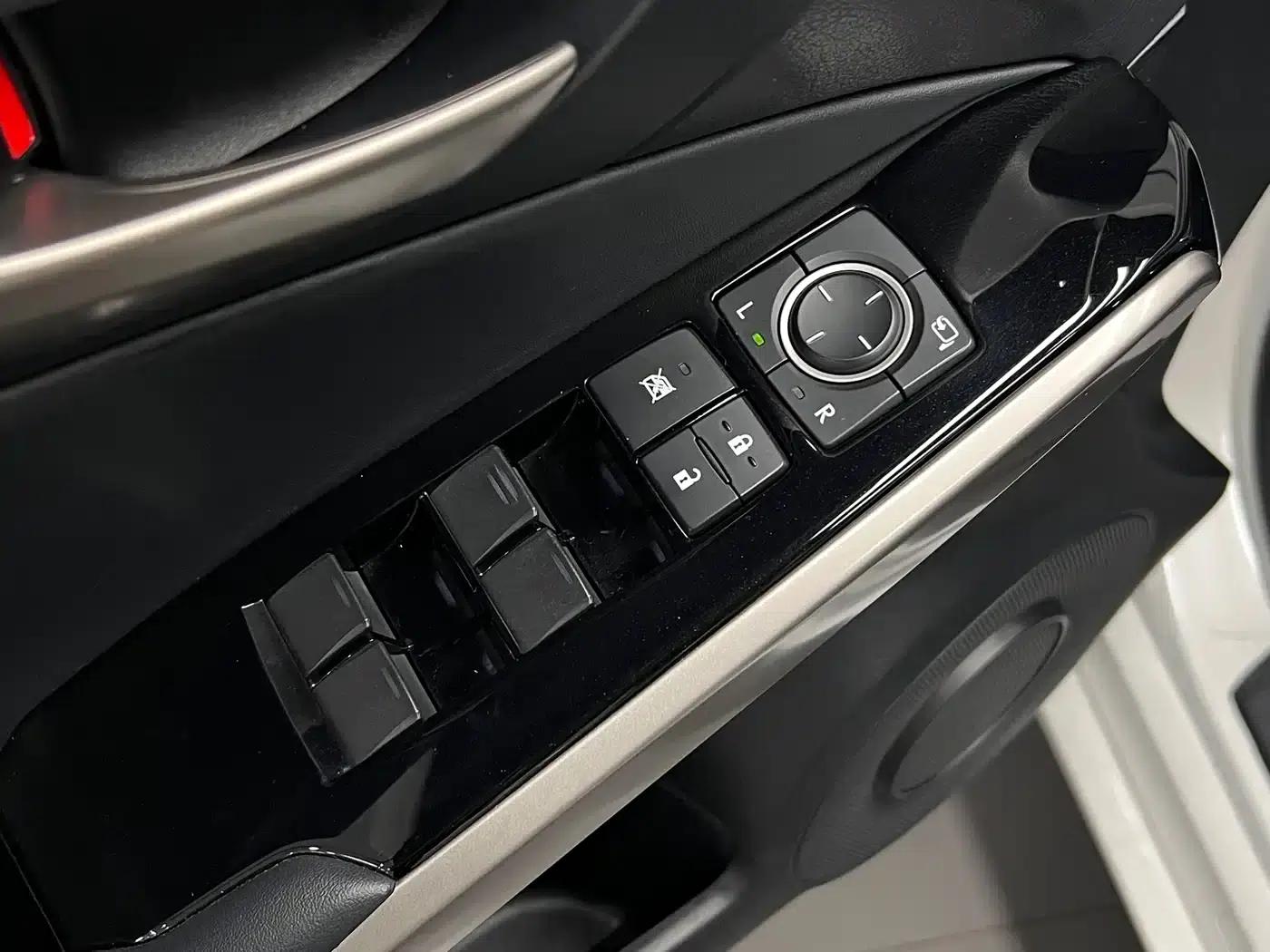 Lexus IS 2017 300 Leading Edition — миниатюра 37