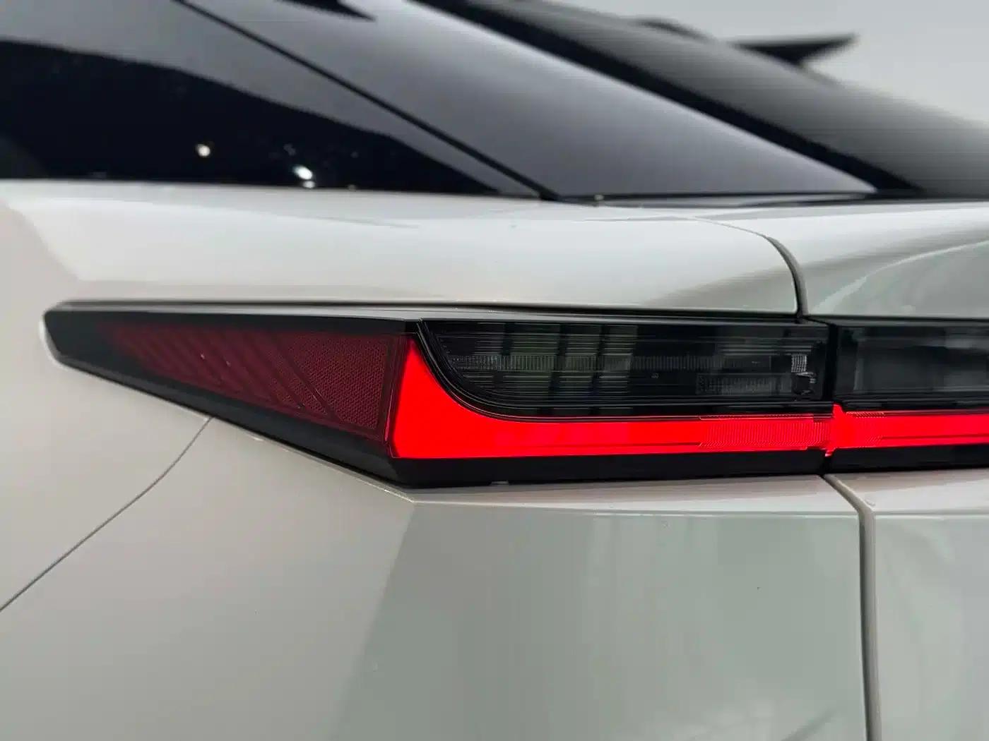 Lexus RZ 2023 450e AWD Luxury Edition — миниатюра 16
