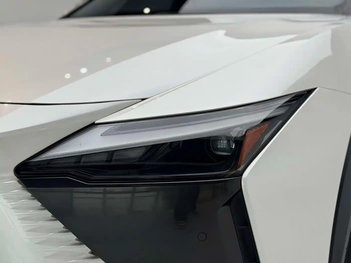 Lexus RZ 2023 450e AWD Luxury Edition — миниатюра 18