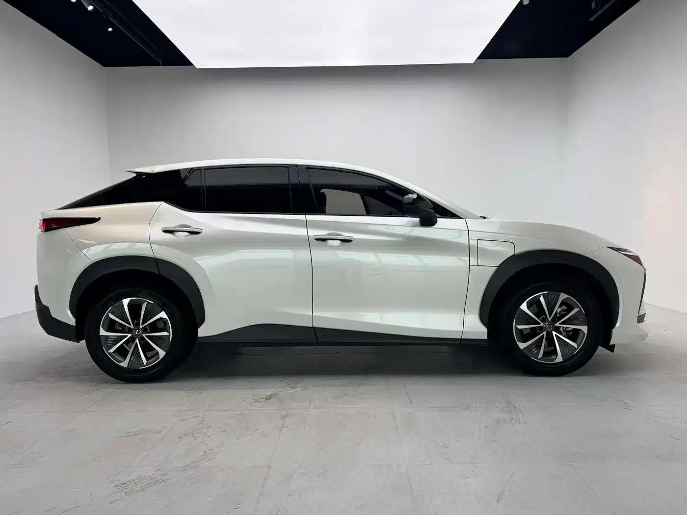 Lexus RZ 2023 450e AWD Luxury Edition — миниатюра 7