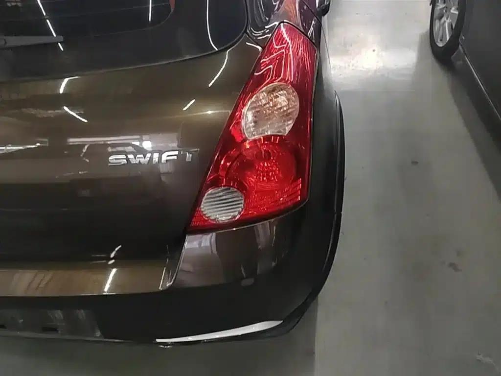 2015 Swift 1.5L Automatic Limited Edition — миниатюра 8