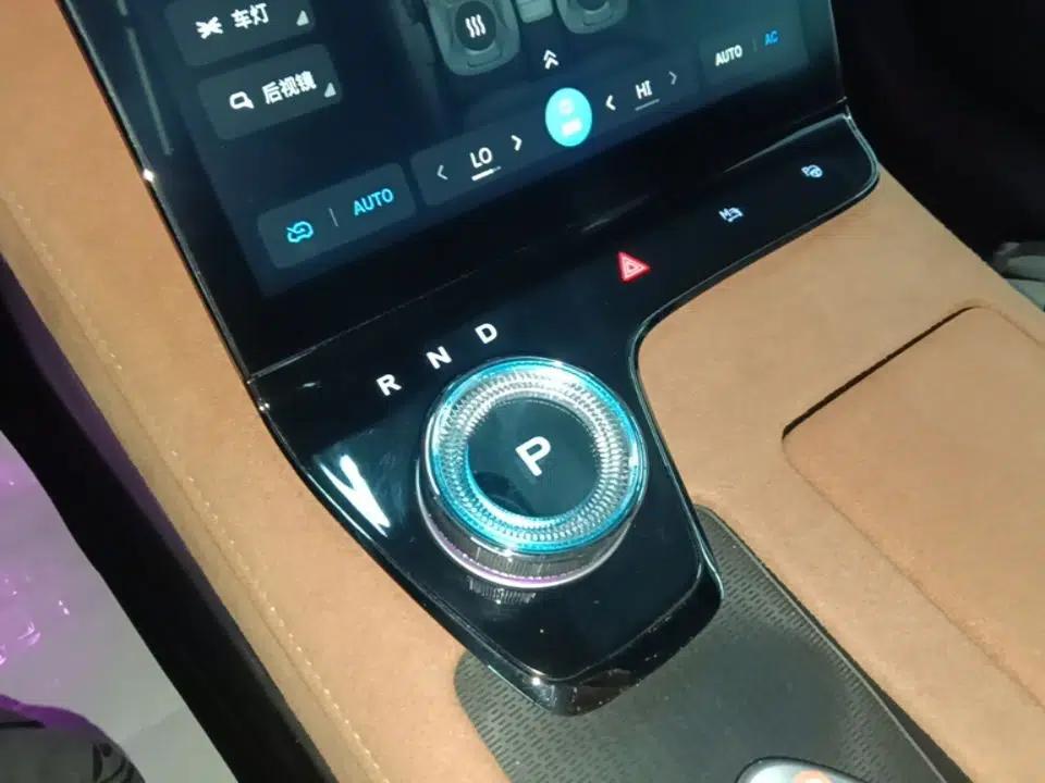 VOYAH PASSION 2024 PHEV Four-Wheel Drive Ultra-Long Range Flagship Model — миниатюра 16