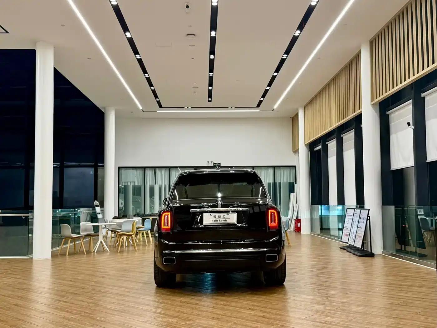 2024 Cullinan, four-seater version — миниатюра 4