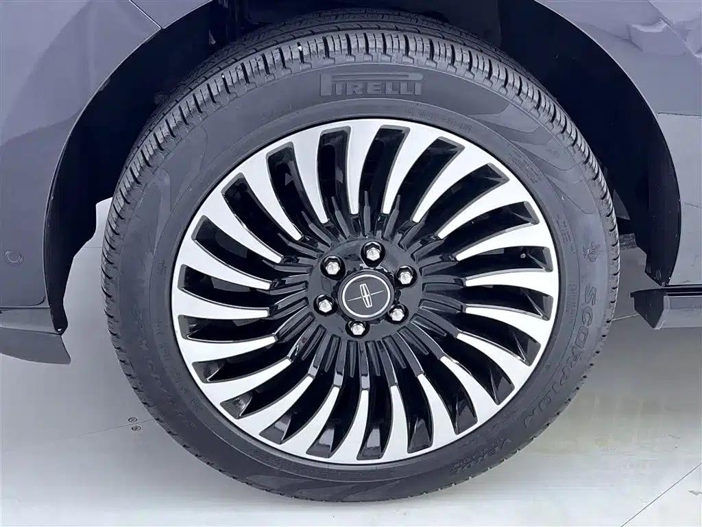 Navigator 2020 3.5T Presidential Series — миниатюра 11