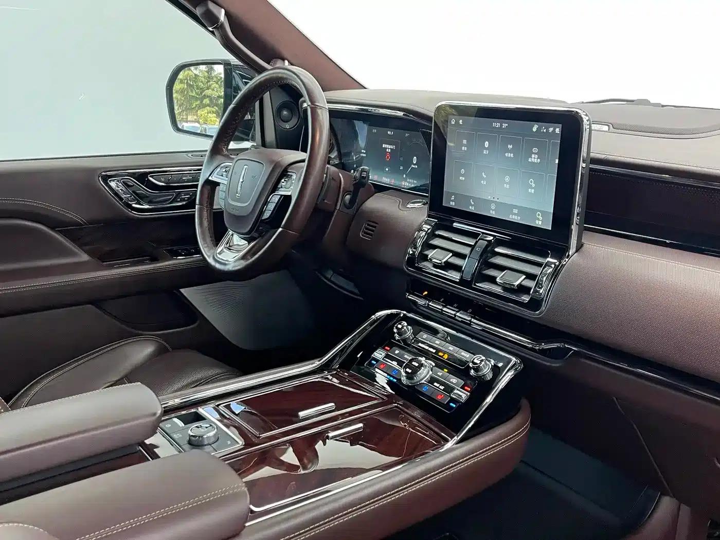 Navigator 2020 3.5T Long Wheelbase Presidential Edition — миниатюра 20
