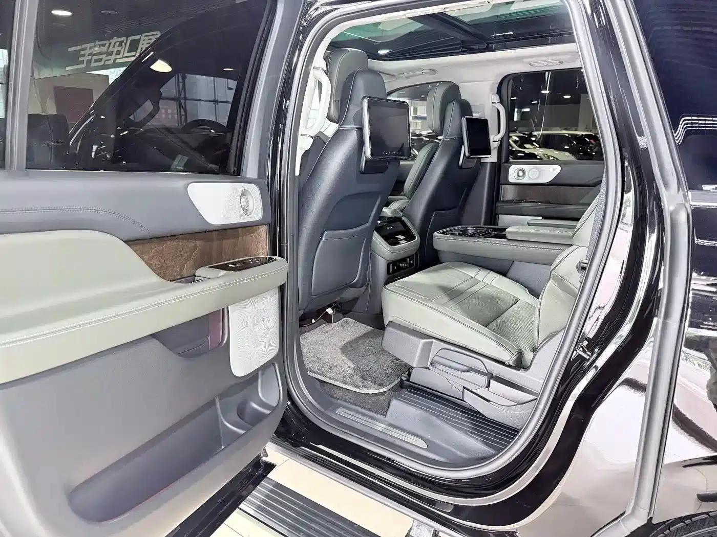 Navigator 2022 3.5T Long Wheelbase Presidential Edition — миниатюра 12