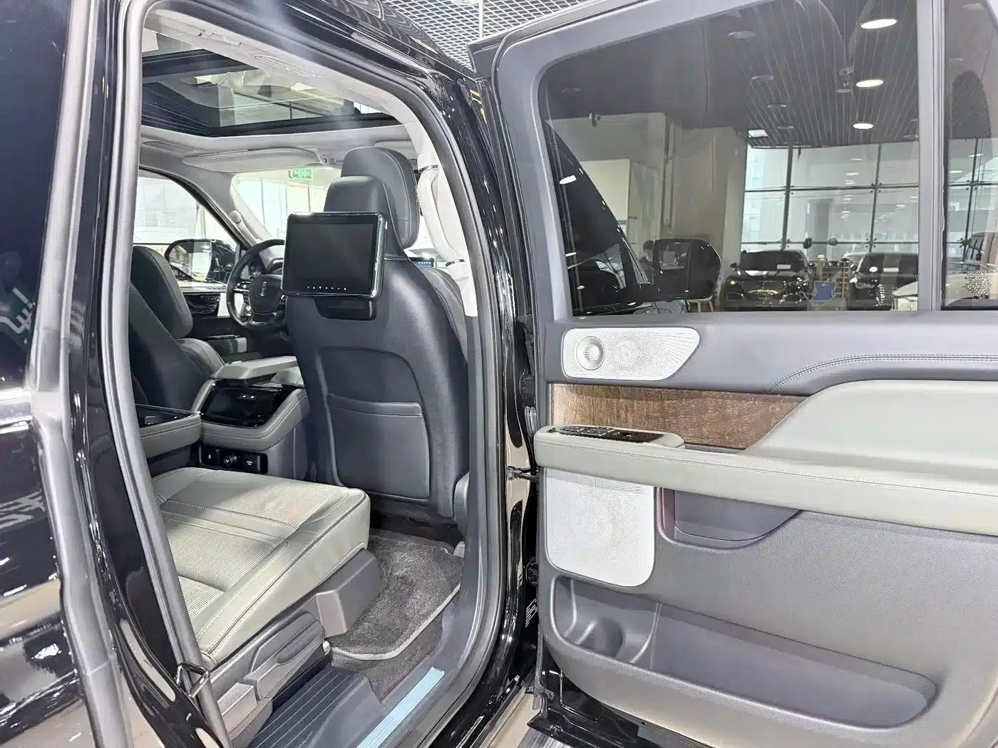Navigator 2022 3.5T Long Wheelbase Presidential Edition — миниатюра 18