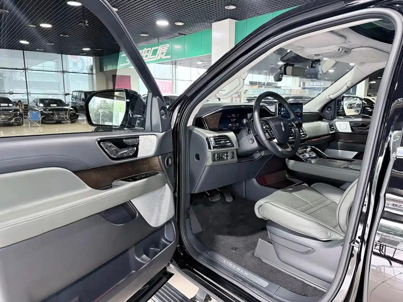 Navigator 2022 3.5T Long Wheelbase Presidential Edition — миниатюра 3