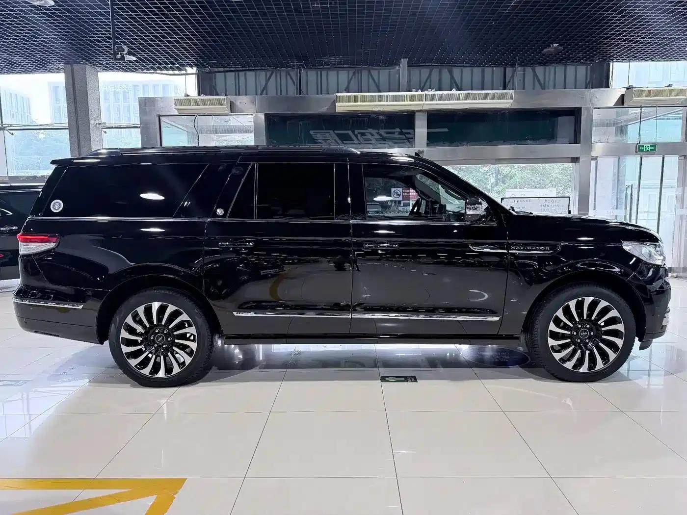 Navigator 2022 3.5T Long Wheelbase Presidential Edition — миниатюра 22