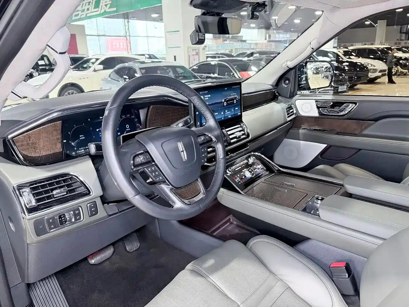 Navigator 2022 3.5T Long Wheelbase Presidential Edition — миниатюра 4