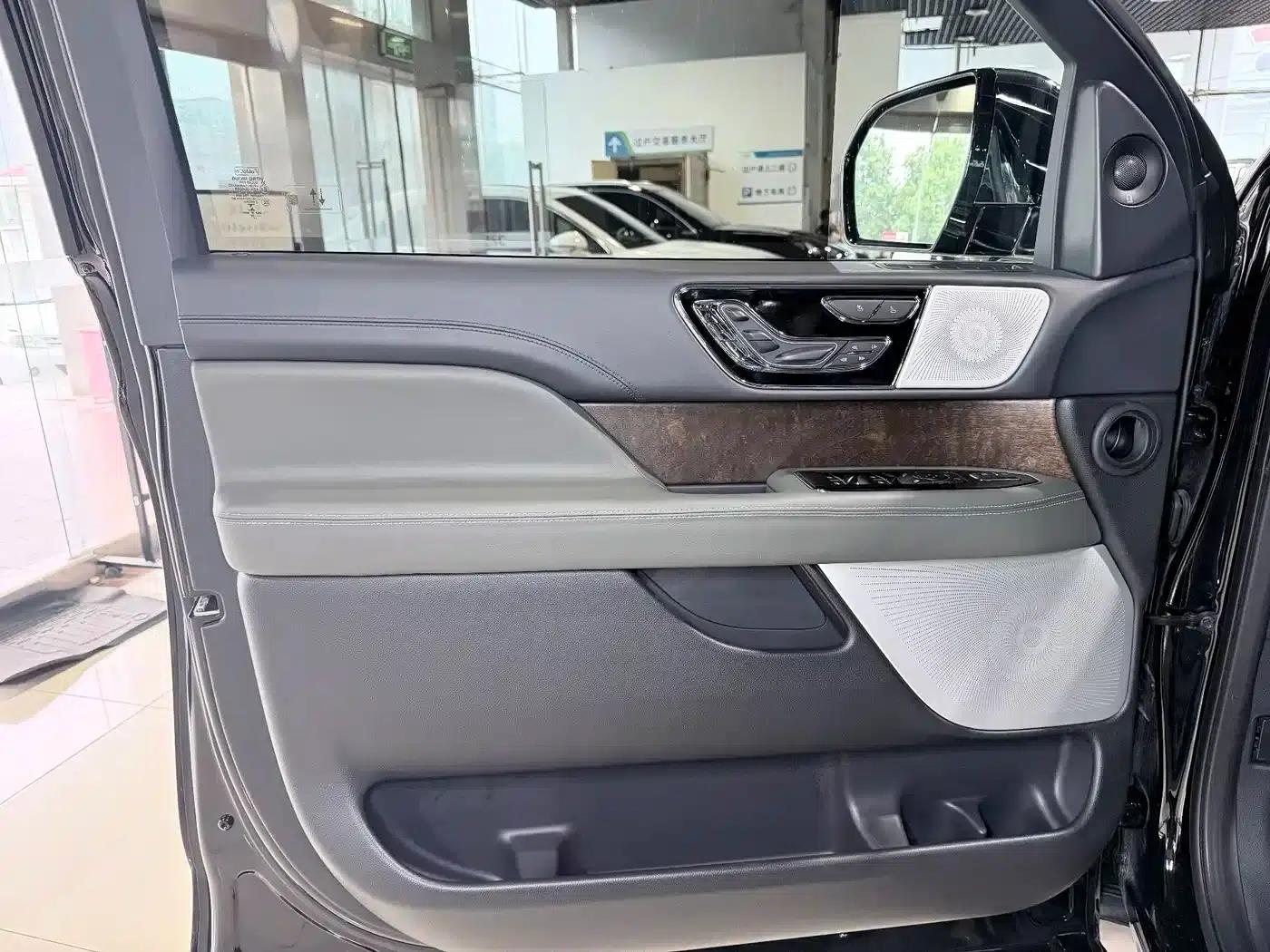 Navigator 2022 3.5T Long Wheelbase Presidential Edition — миниатюра 7