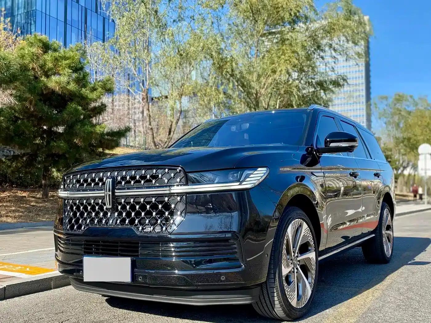 Navigator 2025 3.5T Presidential Edition — миниатюра 1