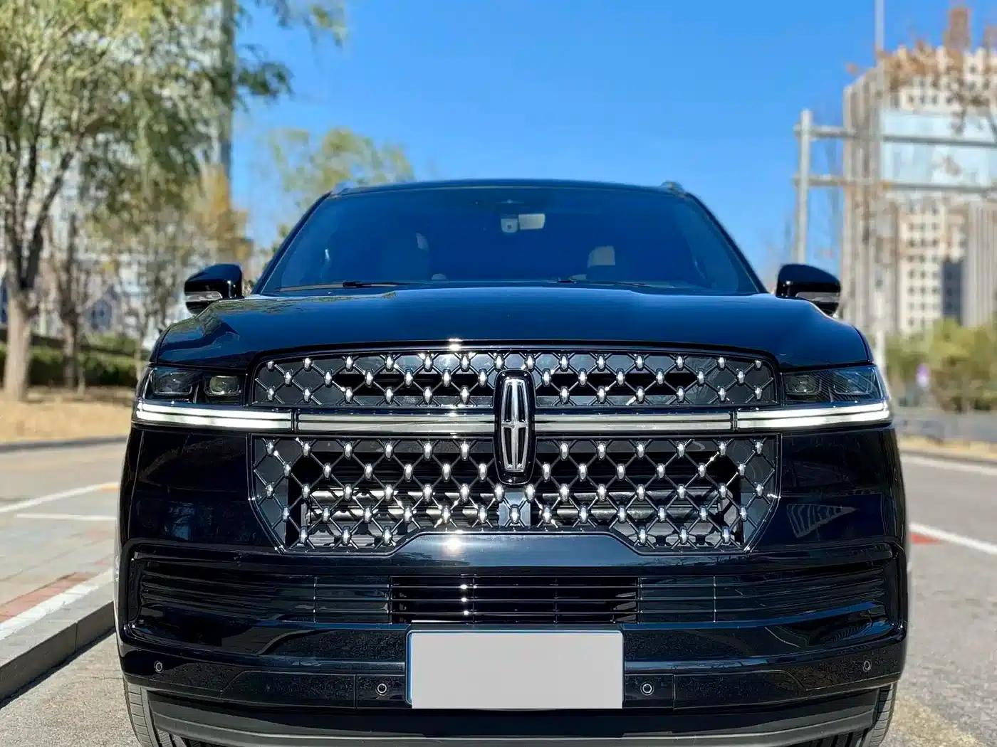 Navigator 2025 3.5T Presidential Edition — миниатюра 2
