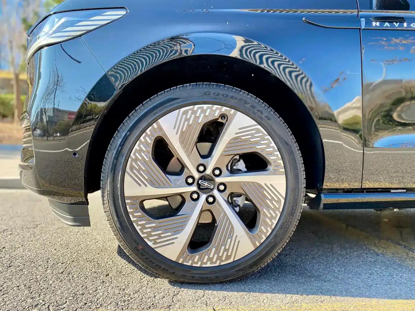 Navigator 2025 3.5T Presidential Edition — миниатюра 6