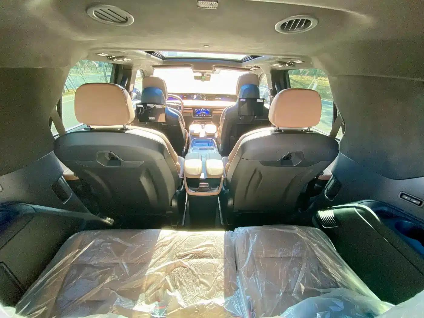 Navigator 2025 3.5T Presidential Edition — миниатюра 8