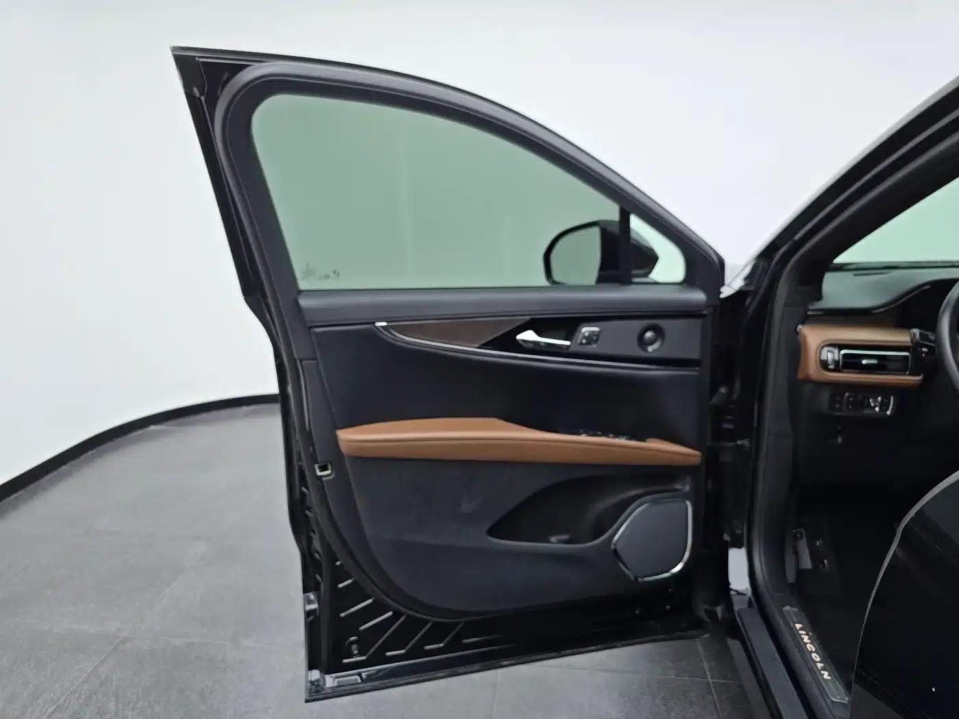 Navigator 2021 2.0T AWD Premium Edition — миниатюра 19