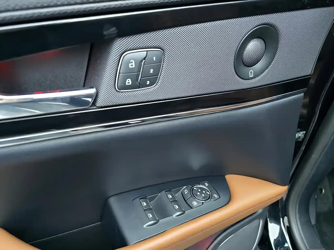Navigator 2021 2.0T AWD Premium Edition — миниатюра 26