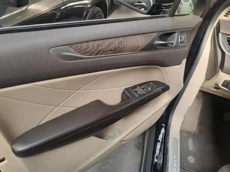 Lincoln MKC 2017 2.0T AWD Premium Edition — миниатюра 7