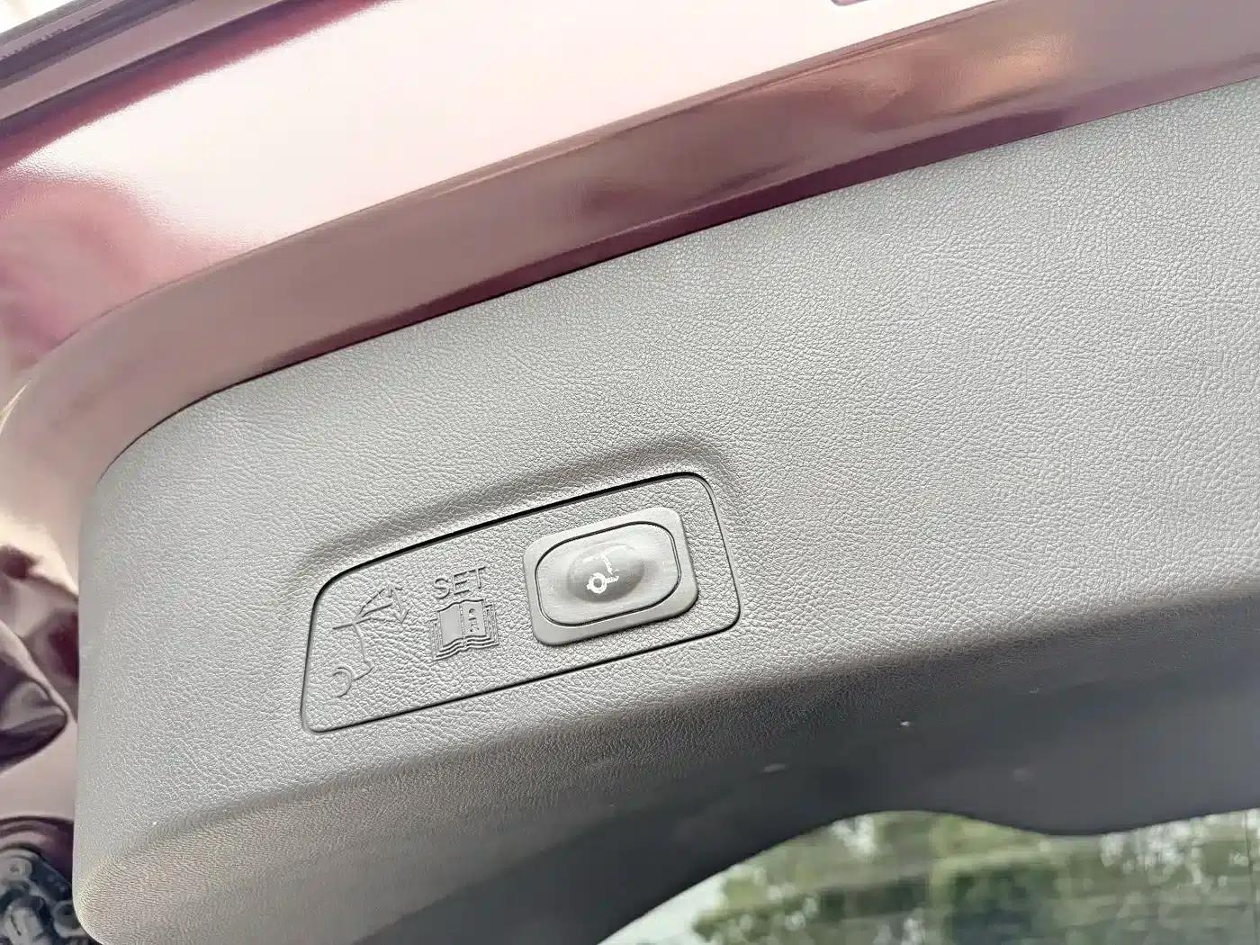 Lincoln MKC 2017 2.0T AWD Premium Edition — миниатюра 17