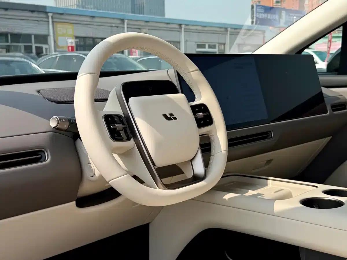 Li Auto i8 2025 Standard Edition — миниатюра 3