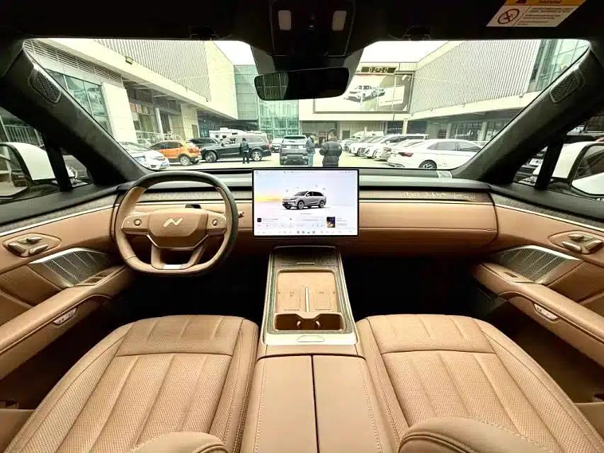 2025 Chevrolet L90 Ultra 6-seater — миниатюра 3