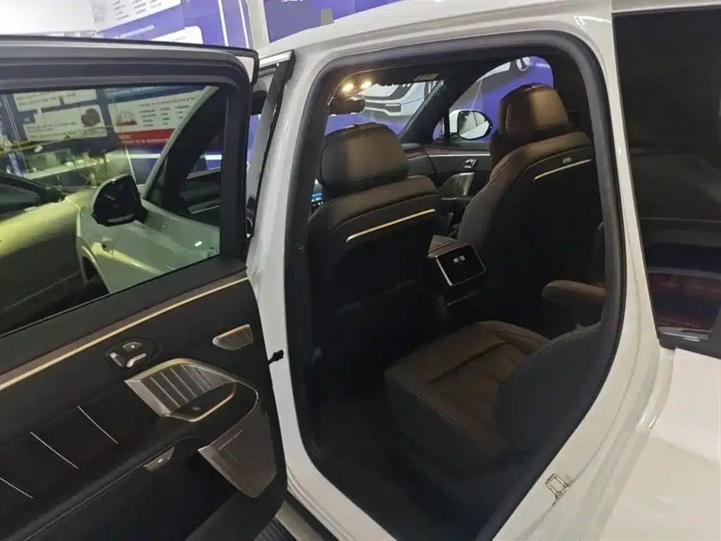 2025 Chevrolet L90 Ultra 6-seater — миниатюра 3