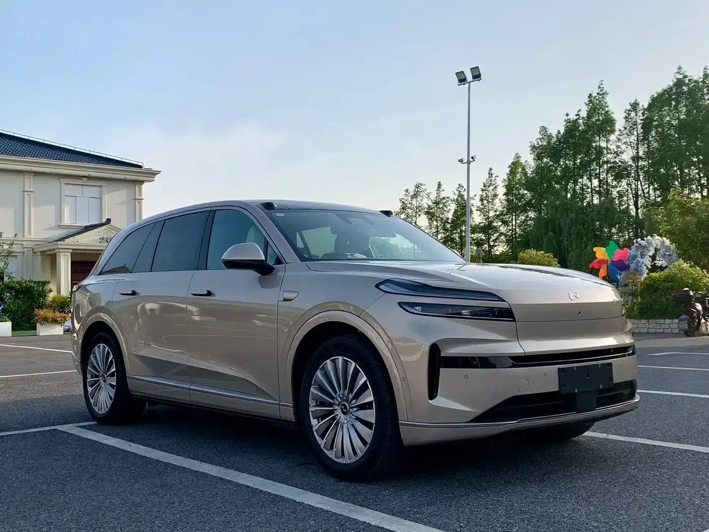 2025 Chevrolet L90 Ultra 6-seater — миниатюра 3