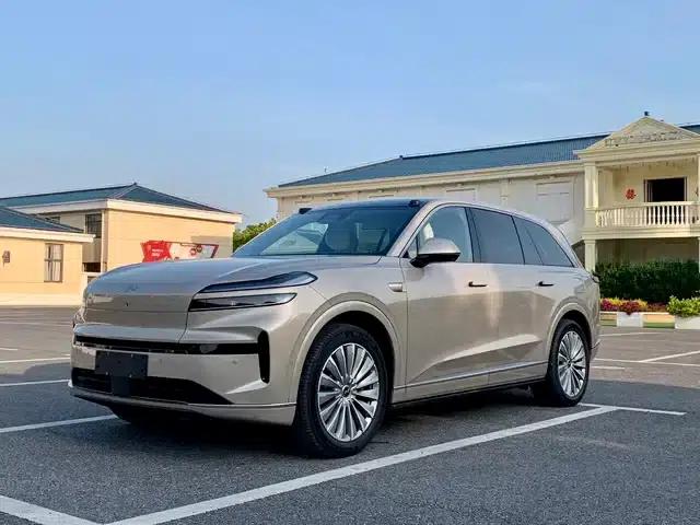 2025 Chevrolet L90 Ultra 6-seater