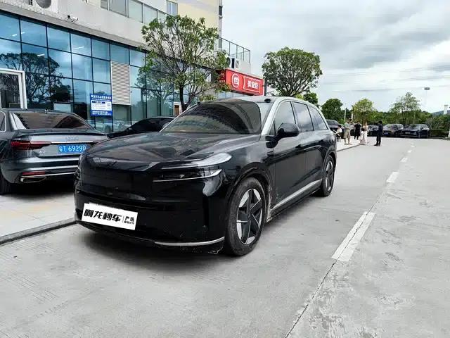 2025 Chevrolet L90 Ultra 6-seater