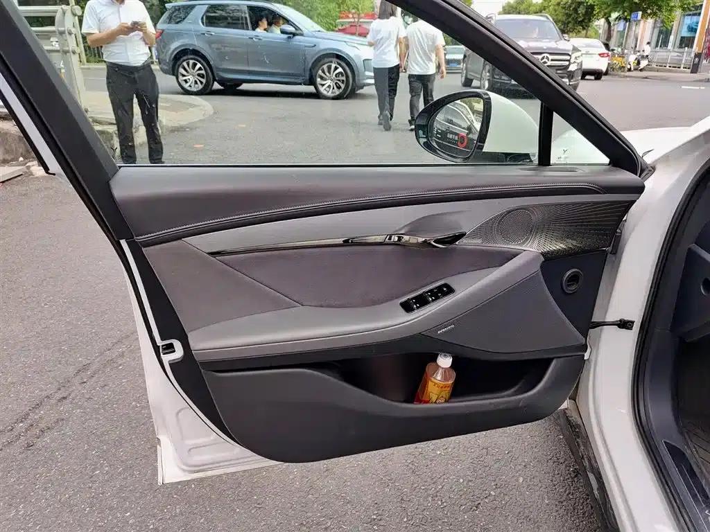 Voyah Chasing the Light 2024 PHEV AWD Long Range Flagship Edition — миниатюра 6