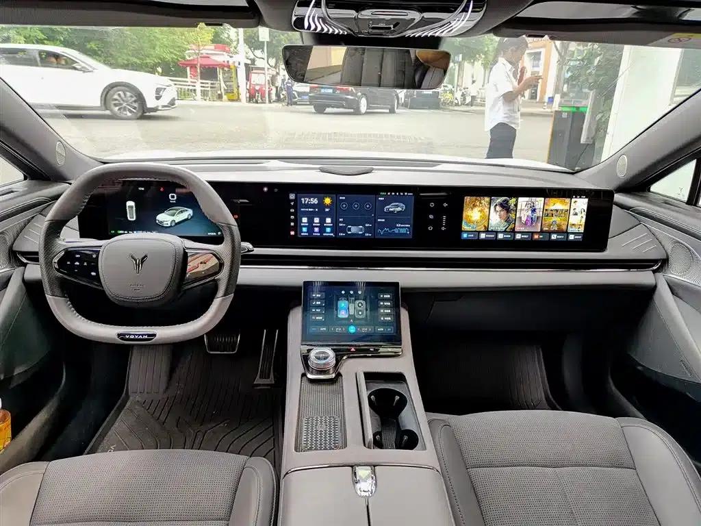 Voyah Chasing the Light 2024 PHEV AWD Long Range Flagship Edition — миниатюра 10