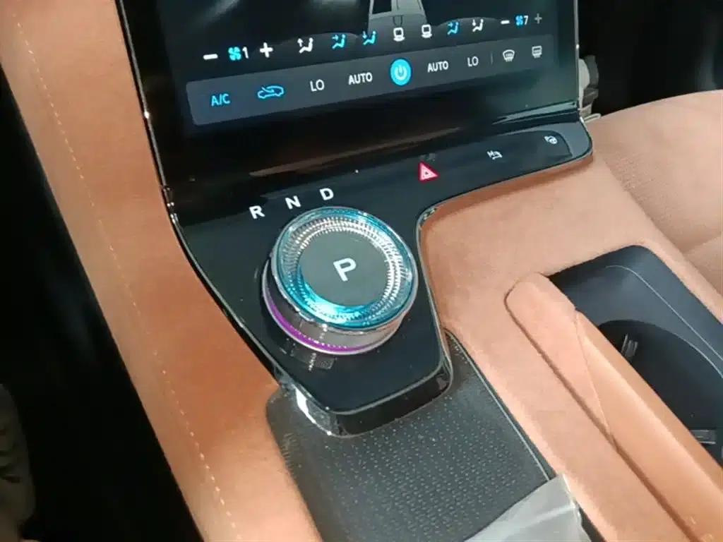 Voyah Chasing the Light 2024 PHEV AWD Long Range Flagship Edition — миниатюра 14