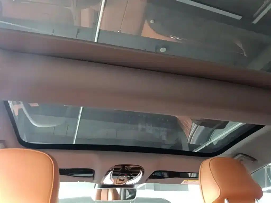 Voyah Chasing the Light 2024 PHEV AWD Long Range Flagship Edition — миниатюра 18