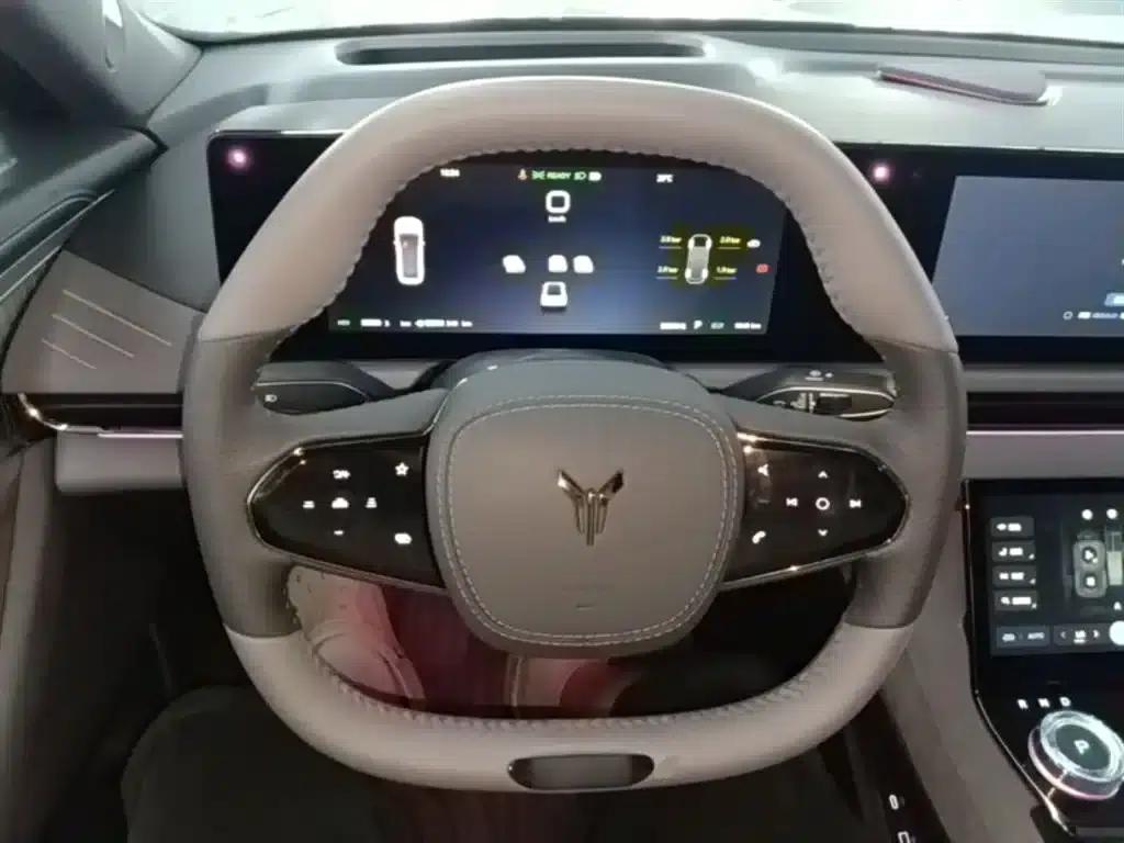 Voyah Chasing the Light 2024 PHEV AWD Long Range Flagship Edition — миниатюра 11