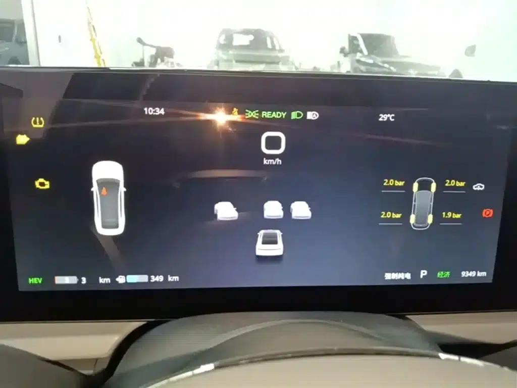 Voyah Chasing the Light 2024 PHEV AWD Long Range Flagship Edition — миниатюра 12