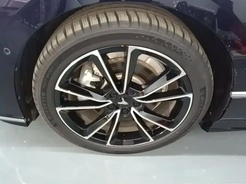 Voyah Chasing the Light 2024 PHEV AWD Long Range Flagship Edition — миниатюра 23