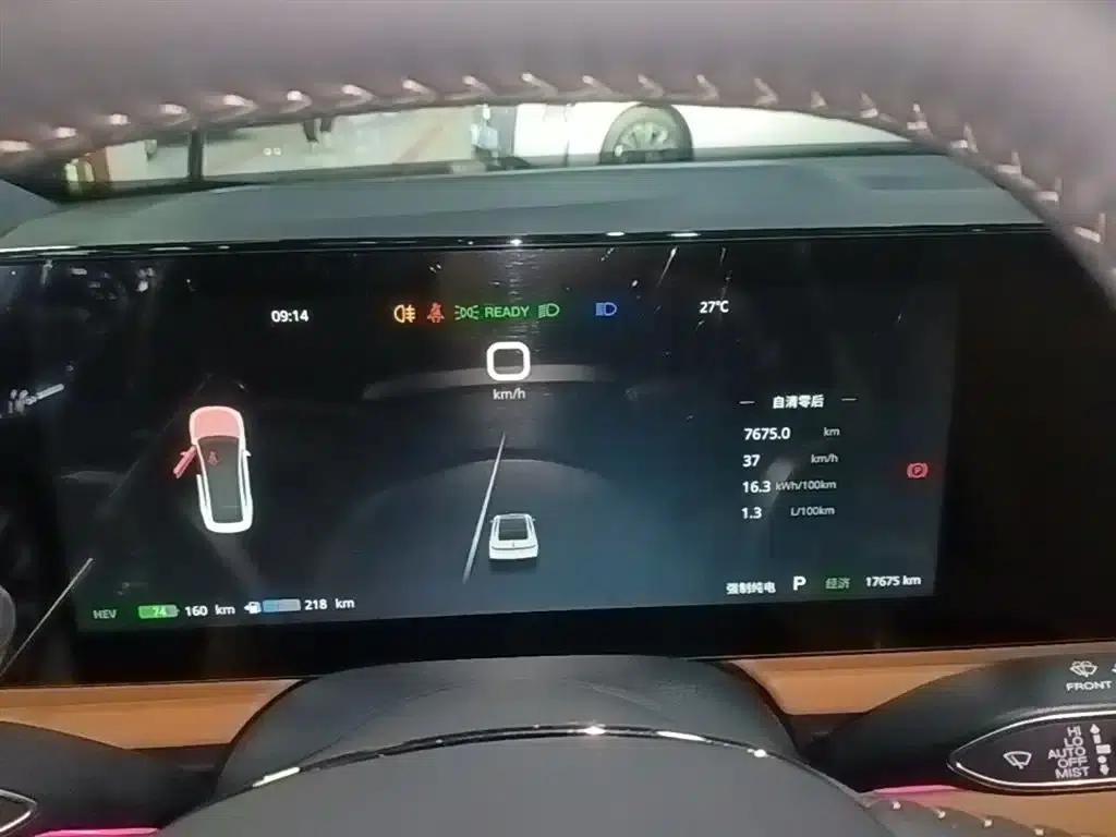 Voyah Chasing the Light 2024 PHEV AWD Long Range Flagship Edition — миниатюра 12