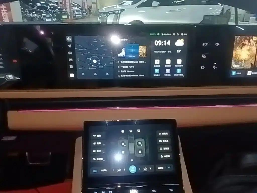 Voyah Chasing the Light 2024 PHEV AWD Long Range Flagship Edition — миниатюра 13