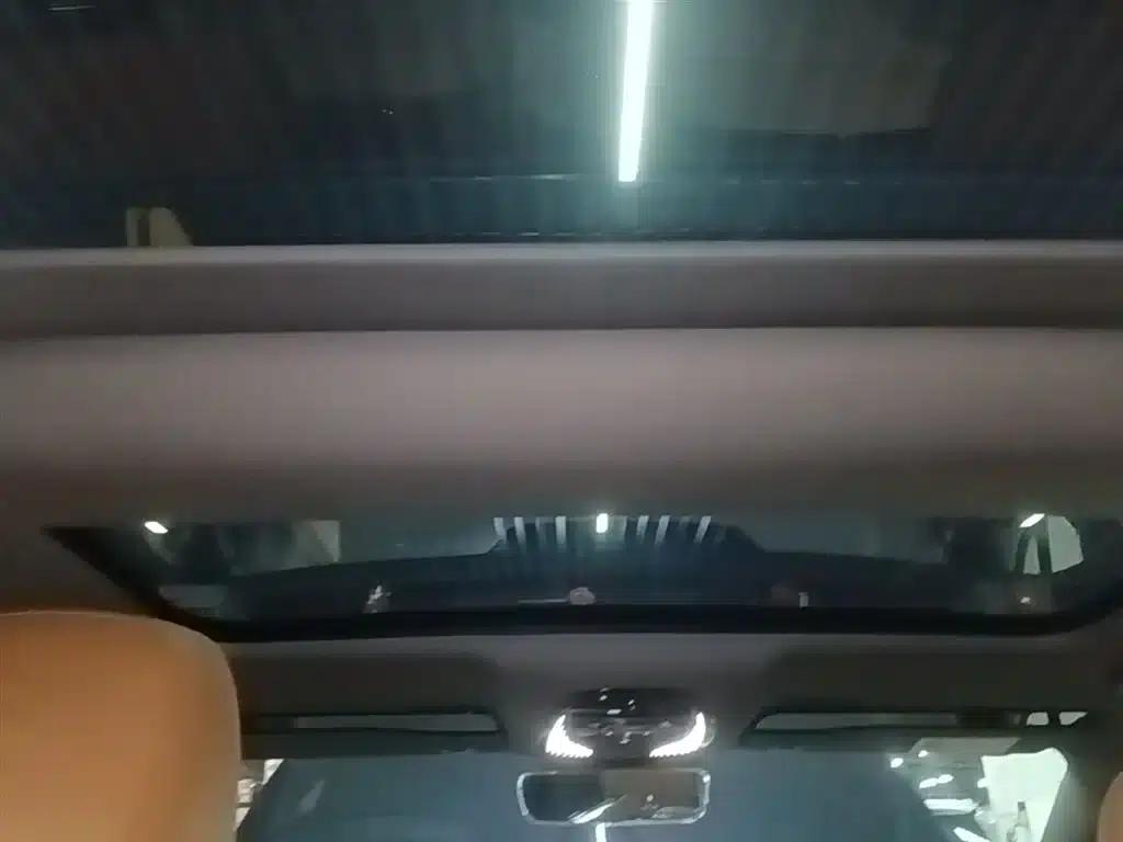 Voyah Chasing the Light 2024 PHEV AWD Long Range Flagship Edition — миниатюра 18