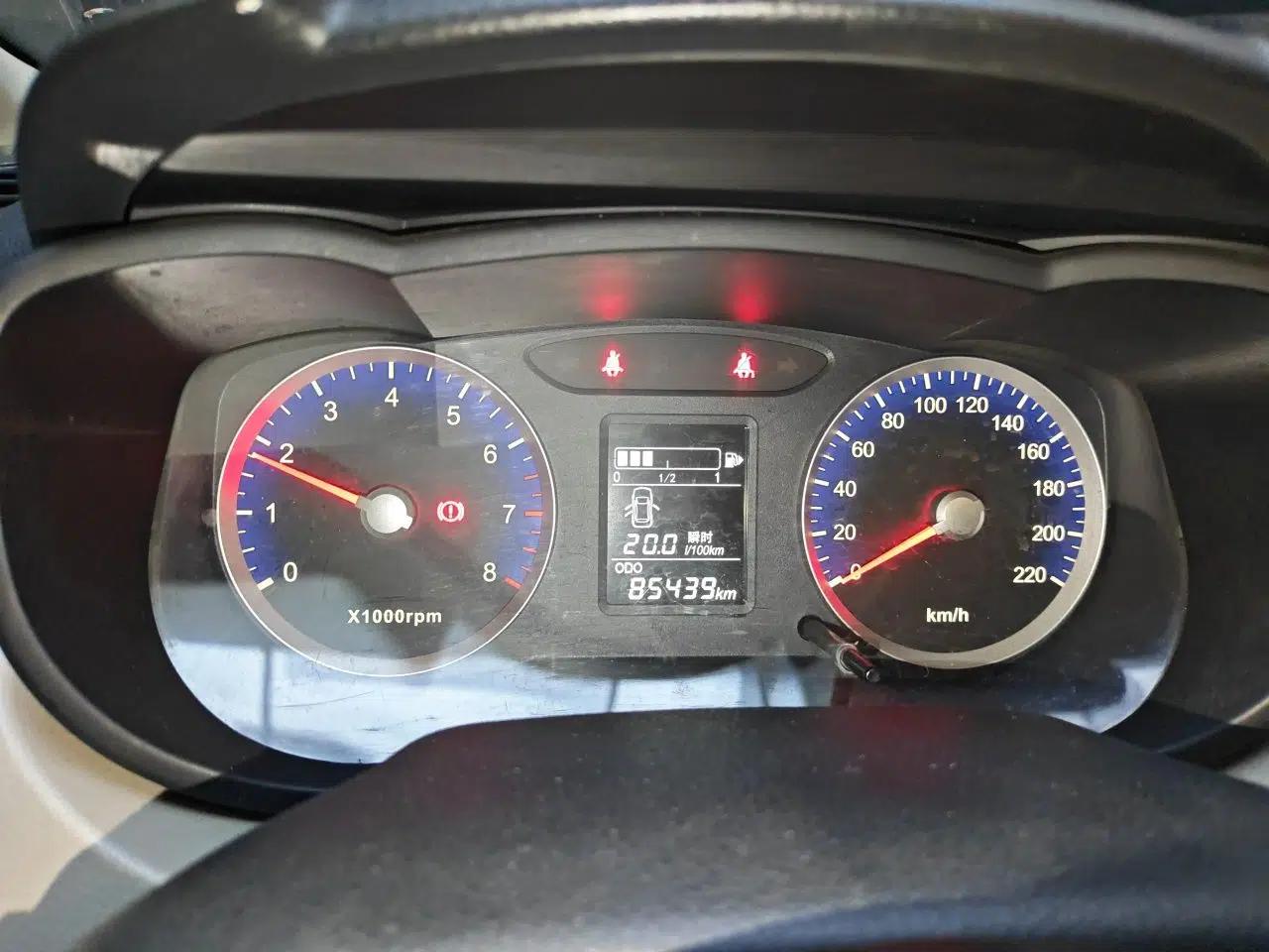 Venucia R50 2015 1.6L Manual Fashion Edition — миниатюра 12