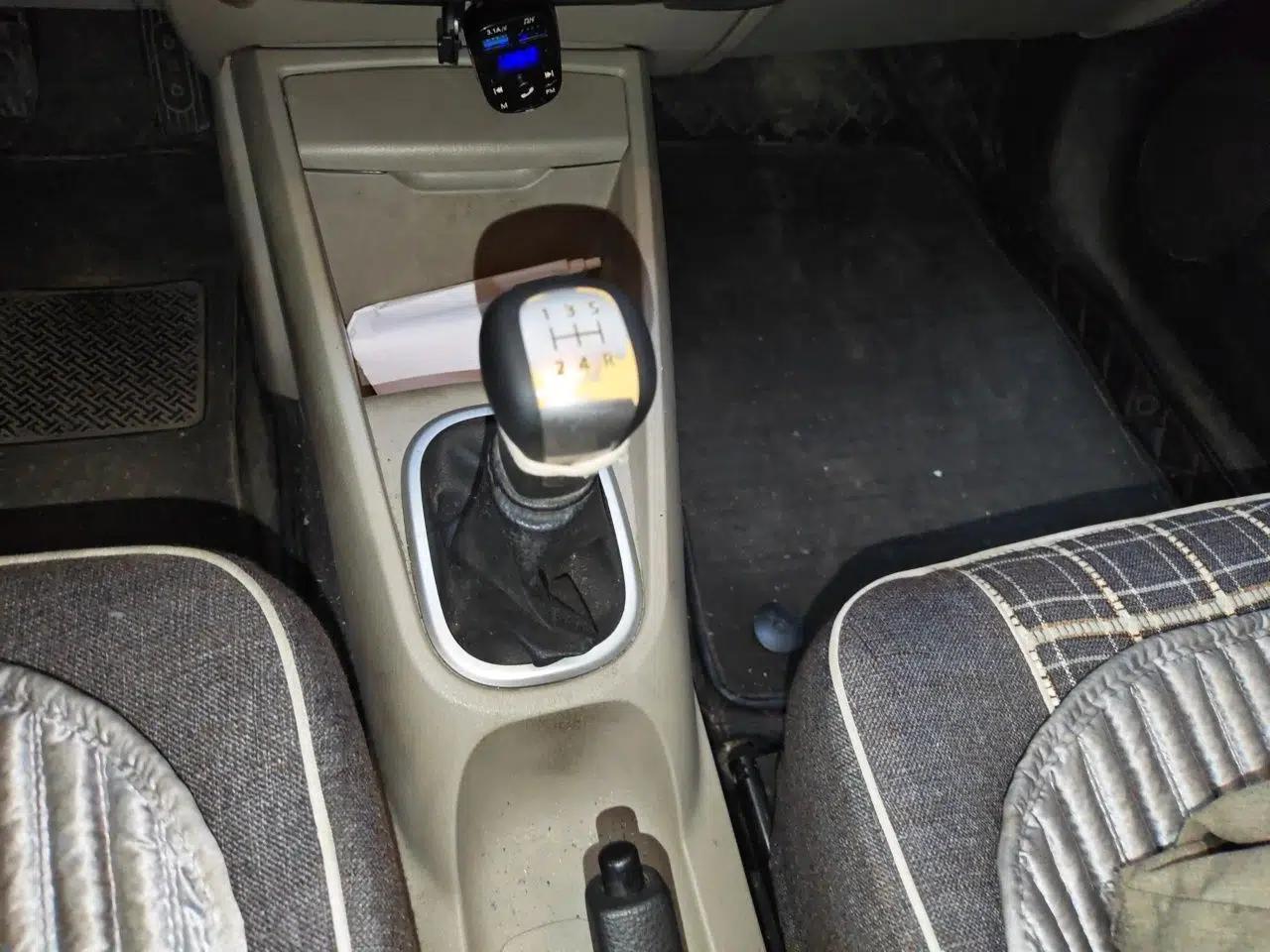 Venucia R50 2015 1.6L Manual Fashion Edition — миниатюра 15