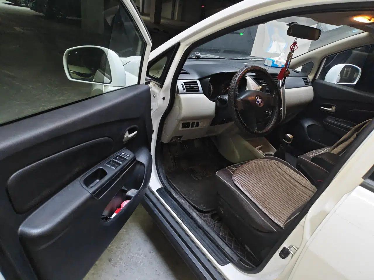 Venucia R50 2015 1.6L Manual Fashion Edition — миниатюра 17