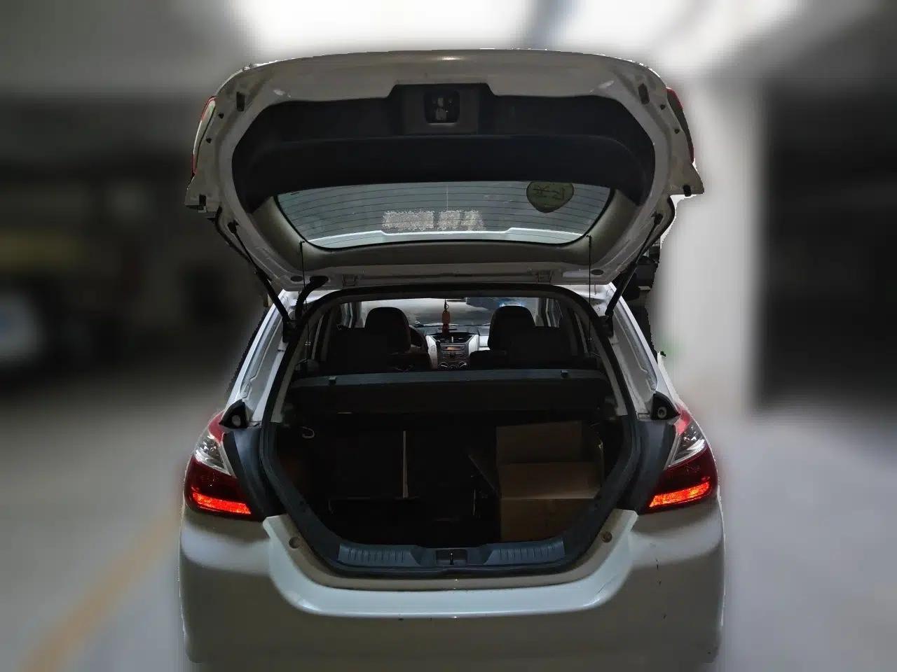 Venucia R50 2015 1.6L Manual Fashion Edition — миниатюра 20