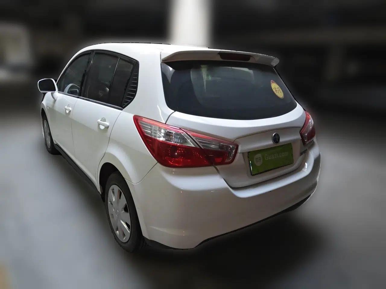 Venucia R50 2015 1.6L Manual Fashion Edition — миниатюра 4