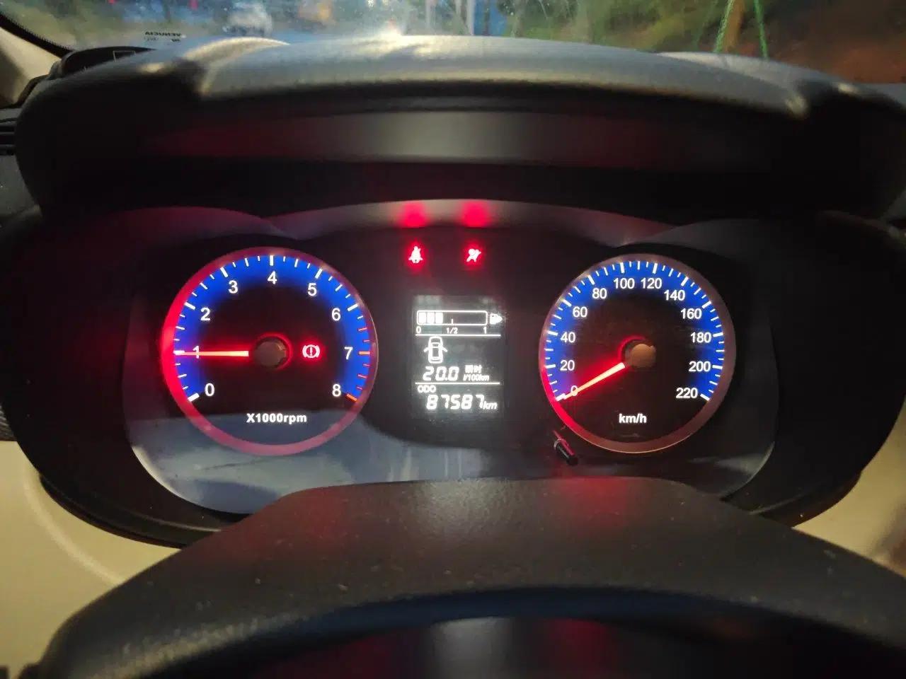 Venucia R50 2015 1.6L Manual Fashion Edition — миниатюра 12