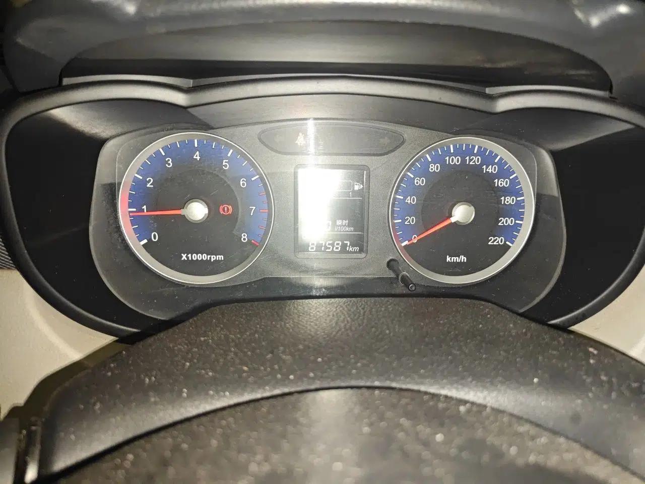 Venucia R50 2015 1.6L Manual Fashion Edition — миниатюра 13