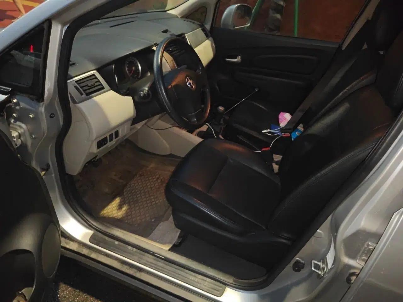 Venucia R50 2015 1.6L Manual Fashion Edition — миниатюра 17