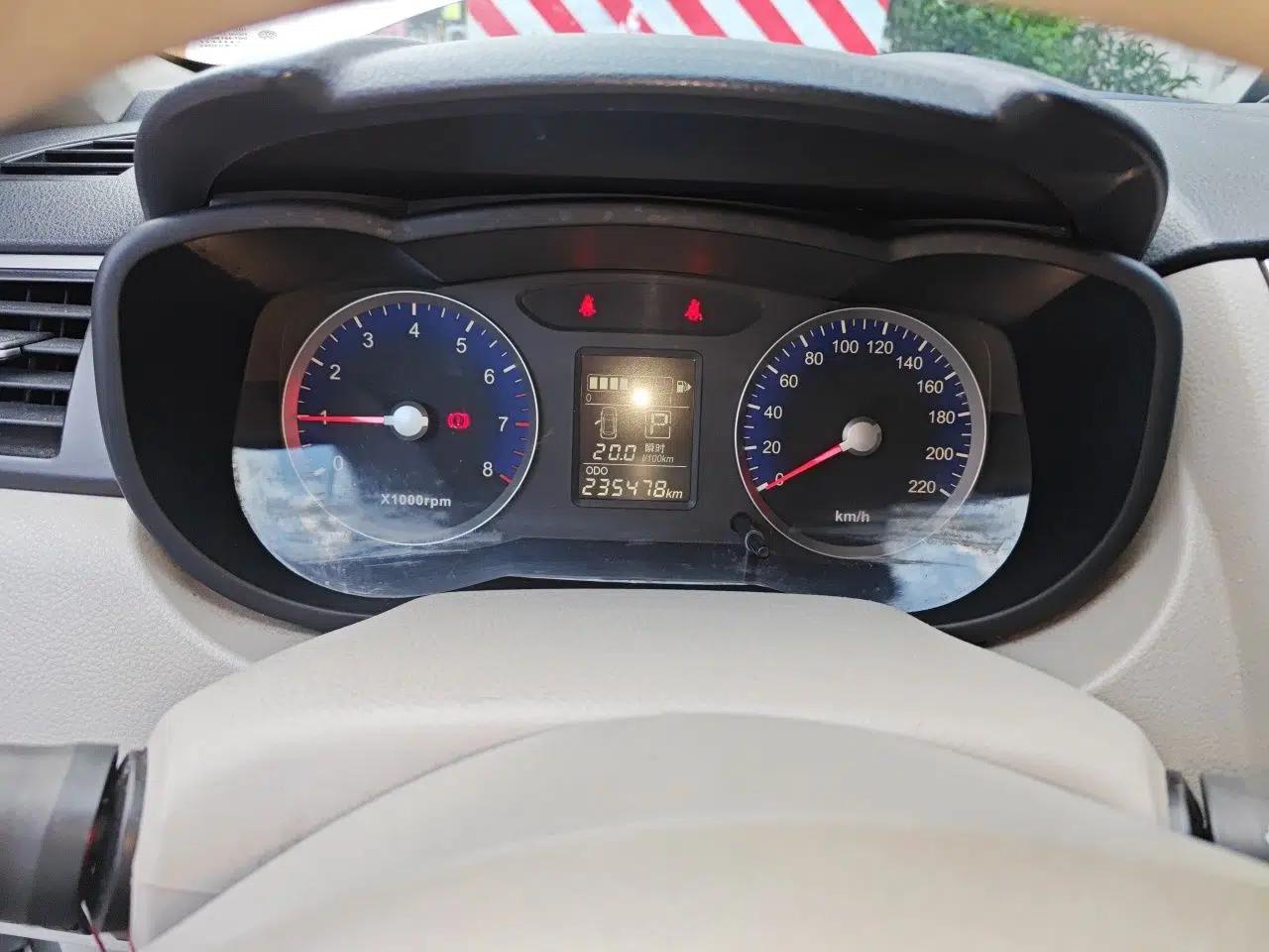 Venucia D50 2015 1.6L Automatic Fashion Edition — миниатюра 12