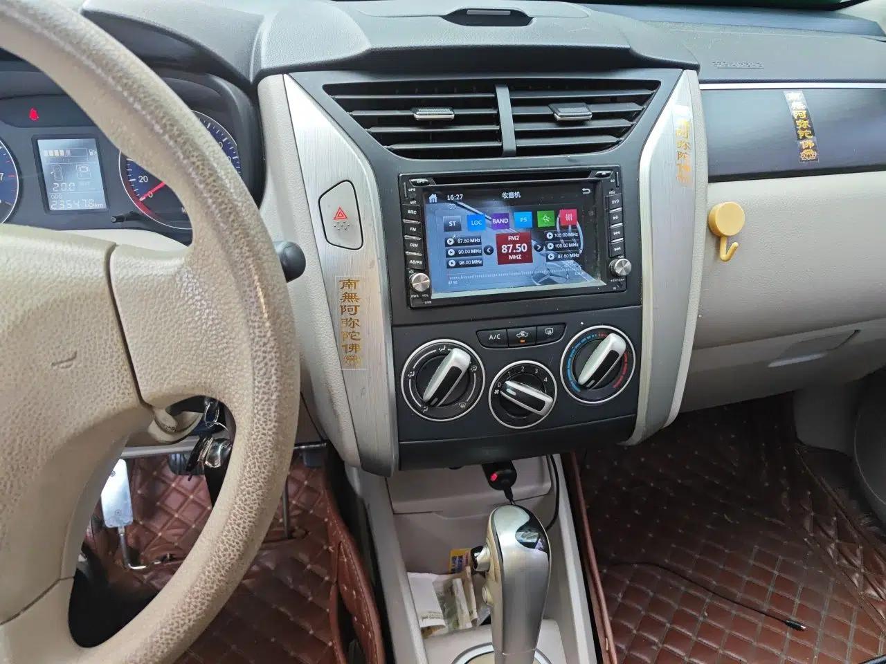 Venucia D50 2015 1.6L Automatic Fashion Edition — миниатюра 14